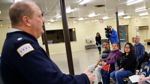 El comandante del distrito policial 17 Elías Voulgaris habló durante una reunión con la comunidad hispana.