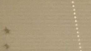 La pequeña Pilar Rodríguez, de 9 años, filtra el agua antes de consumirla en su vivienda ubicada en el suroeste de Chicago.