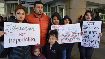 Juan José Moreno junto a su esposa e hijos. Moreno y su familia se presentaron en una conferencia de prensa la semana pasada en frente de la oficina de inmigración de Chicago.