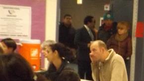 Algunas de las familias se reunieron en la Iglesia Metodista Santa Elena para solicitar a las autoridades que se les dé más tiempo para desalojar los edificios.
