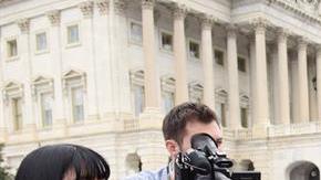 El congresista demócrata Luis Gutiérrez junto los padres y niños centroamericanos que se encuentran en Washington para solicitar el amparo legal necesario para poder optar a asilo dentro del país.