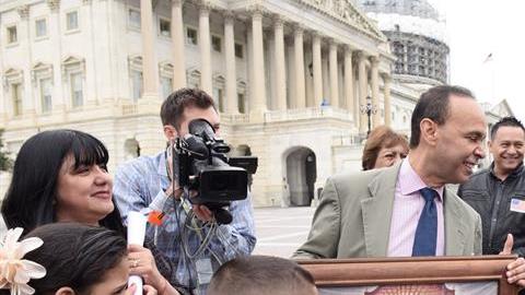 El congresista demócrata Luis Gutiérrez junto los padres y niños centroamericanos que se encuentran en Washington para solicitar el amparo legal necesario para poder optar a asilo dentro del país.