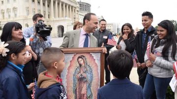 El congresista demócrata Luis Gutiérrez junto los padres y niños centroamericanos que se encuentran en Washington para solicitar el amparo legal necesario para poder optar a asilo dentro del país.