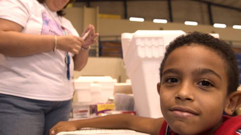 Motivan a los niños de Chicago a vacunarse contra el coronavirus con incentivos en efectivo.