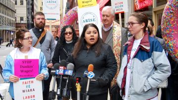Christina Padilla (centro) es una de las principales demandantes de la demanda en contra de una franquicia con 16 locales de la cadena Dunkin’ Donuts en el Loop de Chicago.