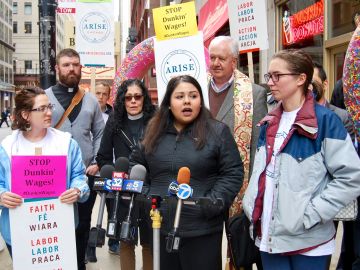 Christina Padilla (centro) es una de las principales demandantes de la demanda en contra de una franquicia con 16 locales de la cadena Dunkin’ Donuts en el Loop de Chicago.