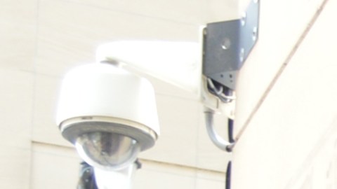 Ireri Unzueta Carrasco (centro) en una conferencia en Chicago anunciando su demanda en contra del Servicio de Ciudadanía e Inmigración de Estados Unidos (USCIS).