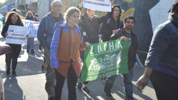 Simpatizantes marchan hacia el Sendero 606 protestando contra el desplazamiento urbano en Chicago. Al grupo se unieron activistas de varias organizaciones.