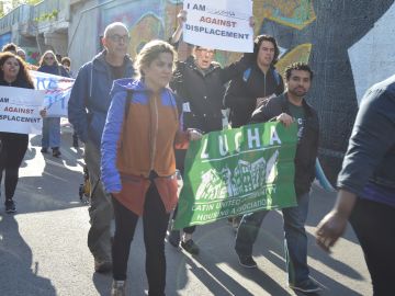 Simpatizantes marchan hacia el Sendero 606 protestando contra el desplazamiento urbano en Chicago. Al grupo se unieron activistas de varias organizaciones.