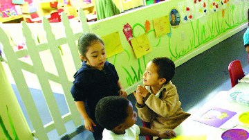 La Policía dice que los niños en edad preescolar en East St. Louis fueron obligados a permanecer desnudos en un armario como castigo.