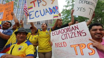 Miembros del Concilio Municipal de Chicago debaten protecciones para inmigrantes ecuatorianos.