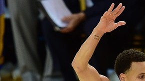 LeBron James y Stephen Curry durante el juego 1 de las finales del 2015.