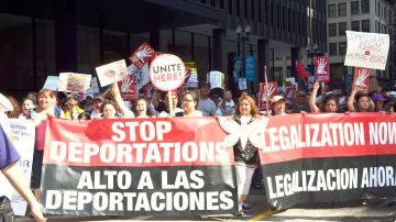 Activistas de Chicago e Indocumentados exigen un alto a las deportaciones y dicen que seguirán su lucha hasta lograr una reforma migratoria integral.