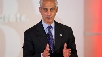 Una coalición de Chicago exigió al alcalde Rahm Emanuel reforzar una existente ordenanza para proteger más a los inmigrantes.