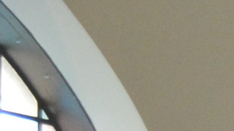 La activista de LULAC del Condado de Lake, Julie Contreras (centro) en conferencia en la Iglesia Metodista Lincoln en Pilsen junto a exdistribuidores de Herbalife que fueron afectados.