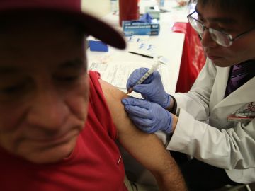 Más de 188,000 residentes de Illinois recibieron una dosis de las vacunas de refuerzo bivalentes covid-19 recientemente actualizadas.