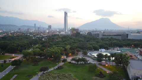 Una vista de Monterrey, Nuevo León, México, desde el Museo del Acero Horno 3.