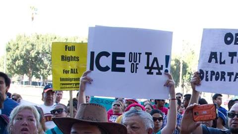 Activistas y jornaleros de Chicago acusaron a la Oficina de Inmigración y Aduanas (ICE) de acoso y práctica de perfil racial y exigieron la libertad de tres trabajadores detenidos la semana pasada.