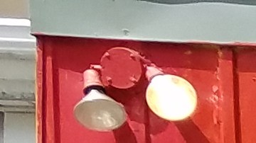 Abraham Celio y su esposa María Méndez afuera de su pequeño restaurante Yolis Tamales en Gage Park.