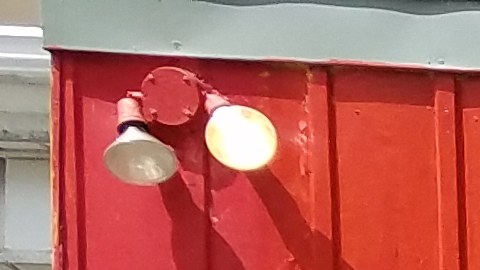 Abraham Celio y su esposa María Méndez afuera de su pequeño restaurante Yolis Tamales en Gage Park.