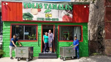 Abraham Celio y su esposa María Méndez afuera de su pequeño restaurante Yolis Tamales en Gage Park.
