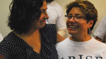 La representante Elizabeth Hernández con Isabel Escobar, trabajadora doméstica y miembro del consejo de la organización Arise Chicago.
