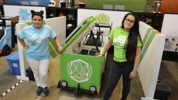 Jessica Guerrero (izq.) y María Sotelo han estado participando del programa Icebox Derby, donde niñas convierten refrigeradores reciclados en autos de carrera con paneles solares.
