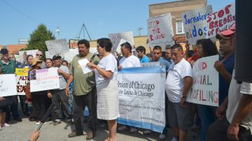 Defensores de los derechos de los inmigrantes en Chicago piden que los dos jornaleros aún detenidos por inmigración en un operativo el 5 de agosto de 2016 sean liberados.