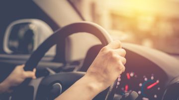 La conducción distraída es una de las principales causas de los choques de vehículos motorizados.