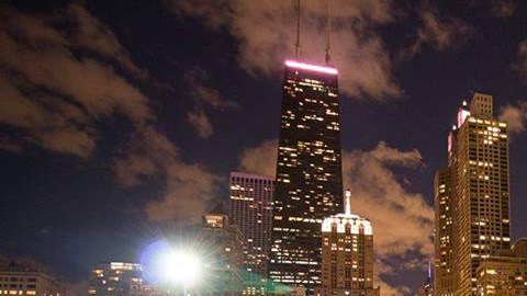 La playa de Oak Street, en el Lago Michigan, se iluminará el 1 de octubre en Chicago para concentizar sobre el problema de la violencia doméstica.