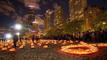 La playa de Oak Street, en el Lago Michigan, se iluminará el 1 de octubre en Chicago para concentizar sobre el problema de la violencia doméstica.