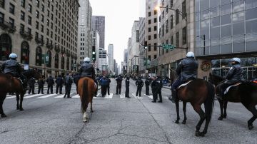 La Ciudad de Chicago añadirá casi mil oficiales, detectives y mandos a su fuerza para enfrentar al crimen y la violencia.