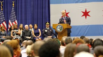 El alcalde de Chicago Rahm Emanuel presentó su plan de seguridad pública en el Colegio Comunitario Malcom X.