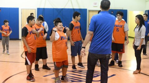 La organización Chicago Prize Hoops provee entrenamiento y ayuda extraescolar a los niños en Pilsen.