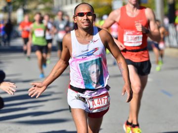 Francisco Guerrero corre cada año el Maratón de Chicago rindiendo homenaje a su mamá.