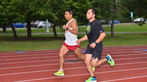 José Fuentes (derecha) con su coach Manuel Bautista de Chicago Road Runners.