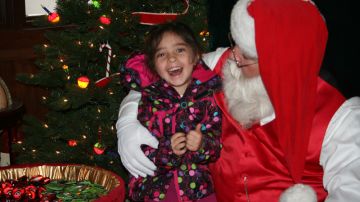 Santa Claus recibe a los niños de Chicago en el Parque Milenio.