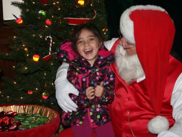 Santa Claus recibe a los niños de Chicago en el Parque Milenio.