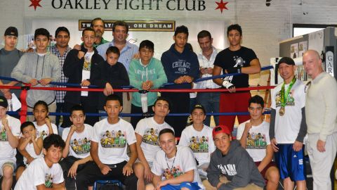 Mauricio Sulaimán en su última visita al gimnasio Oakley, donde entregó dos medallas del Consejo a los entrenadores.