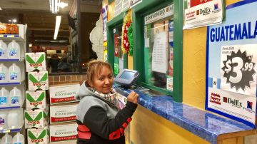 Con las ganancias de la venta de tamales y champurrado, Norma Casco envía dinero a su familia en Puebla, México.