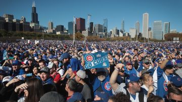 Enormes masas de fanáticos de los Cubs celebraron con su equipo, en Chicago, la victoria en la Serie Mundial.
