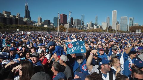 Enormes masas de fanáticos de los Cubs celebraron con su equipo, en Chicago, la victoria en la Serie Mundial.