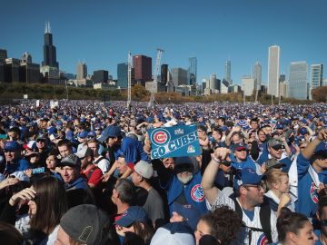 Enormes masas de fanáticos de los Cubs celebraron con su equipo, en Chicago, la victoria en la Serie Mundial.