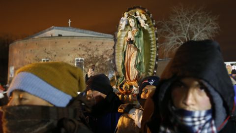 Fieles católicos desafían el intenso frío y la nieve para rendir homenaje a la Virgen Morena en el santuario Nuestra Señora de Guadalupe, cerca a Chicago.