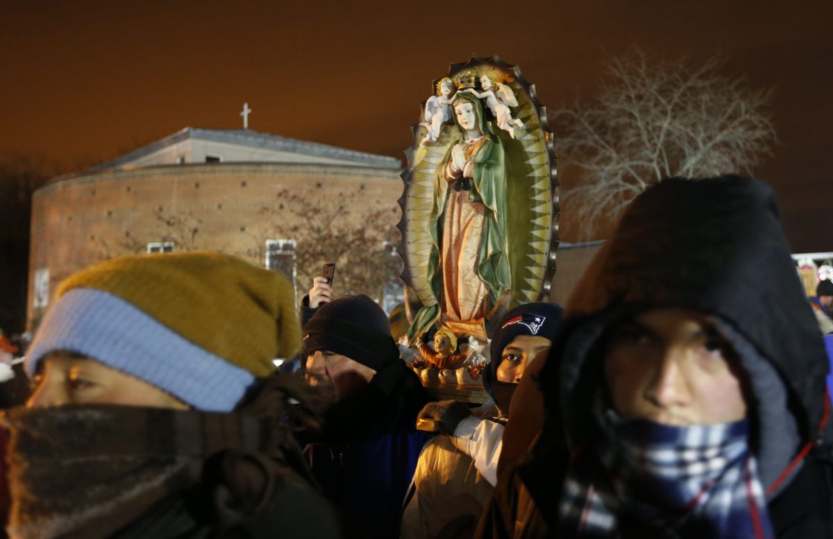 Fieles católicos desafían el intenso frío y la nieve para rendir homenaje a la Virgen Morena en el santuario Nuestra Señora de Guadalupe, cerca a Chicago. 
