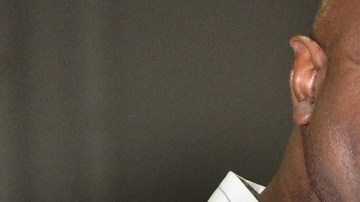 Evander Holyfield premió a los campeones, aquí con el ganador Erick Mondragón.