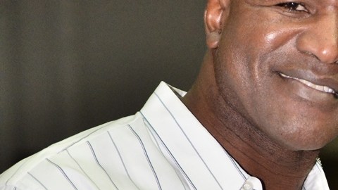 Evander Holyfield premió a los campeones, aquí con el ganador Erick Mondragón.