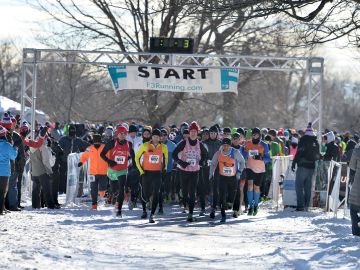 En invierno los atletas siguen entrenando para las carreras que no se suspenden en Chicago.