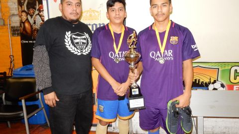 José Miguel, su hermano David Miguel y Javier Olagues del Deportivo Chicago, subcampeones del Torneo Navideño y Año Nuevo.