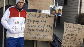 Javier Guerrero se puso en huelga de hambre para tartar de recuperar la casa que perdió en Forest Park, Illinois, por no pagar impuestos.